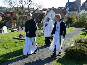 Segnung der Gräber auf dem Friedhof in Naumburg (Foto: Karl-Franz Thiede)